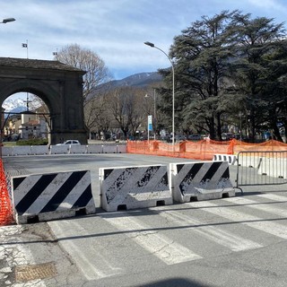 Aosta, pedonalizzazione Arco d'Augusto: nuova rotonda in via Clavalité