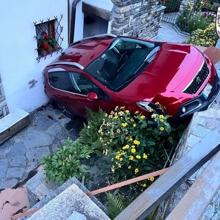 Auto contro il muro di una villa a La Salle