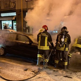 Auto prende fuoco in via Chambery ad Aosta