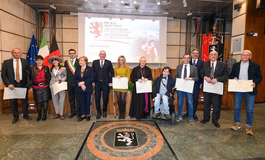 Foto di gruppo per 'Amis' de la Vallée d'Aoste, 'Chevalier de l'Autonomoe' e autorità regionali