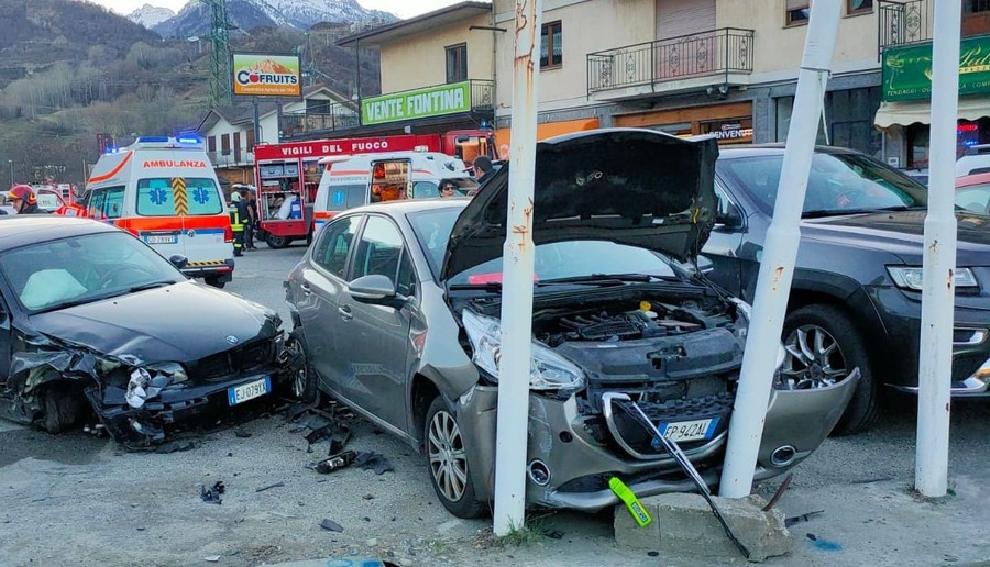 19enne ferita in un incidente stradale a Villeneuve