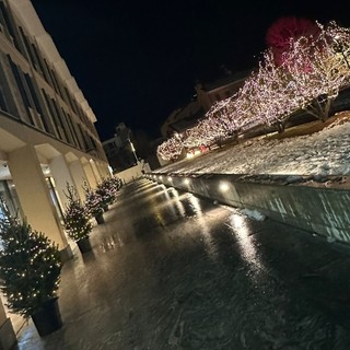 Aosta, Confcommercio VdA e BCCV illuminano il Natale in piazza Arco d'Augusto