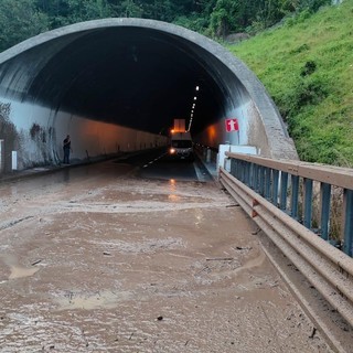 Frana sull'autostrada dell'alta Valle, ora chiusa; coinvolta dalla colata detritica un'auto della polizia stradale