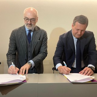 Da sn Massimiliano Burelli e Giuseppe Argirò alla firma dell'accordo