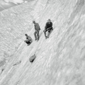 Uno storico 'spot' fotografico pubblicitario per la commercializzazione dei primi ramponi Grivel (foto da 'L'adieu des glaciers')