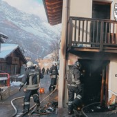 Valtournenche, alloggio distrutto dalle fiamme e palazzina inagibile