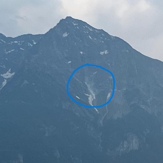 Qualche minuto dopo il distacco la nuvola di terra era ancora ben visibile dalla collina sopra Aosta