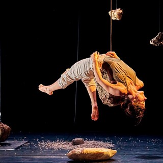 Tra circo, danza acrobatica e arti visive a Plus arriva 'Le bruit des pierres'