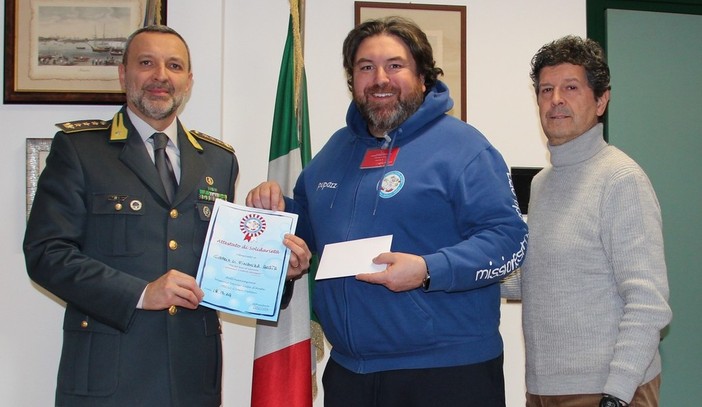 Da sn il Comandante Bia, il vicepresidente Nicolotti e il componente del direttivo di Missione Sorriso Piercarlo Lunardi