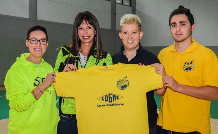 Stefania Minniti, presidente della SBK Basket School; Ilaria Fadda, direttore Risorse Umane CAS; Silvia Rosset, coordinatrice tecnica e organizzativa SBK Basket School; Simone De Fazio, istruttore minibasket