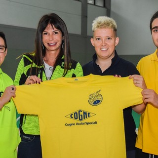 Stefania Minniti, presidente della SBK Basket School; Ilaria Fadda, direttore Risorse Umane CAS; Silvia Rosset, coordinatrice tecnica e organizzativa SBK Basket School; Simone De Fazio, istruttore minibasket