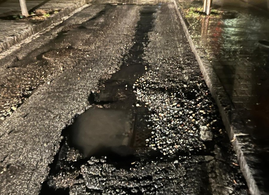 Aosta; cede tombino con perdita d'acqua, chiude al traffico via Chaligne