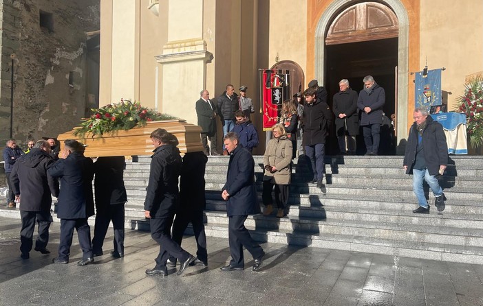 Il silenzio commosso della folla ha accompagnato l'ultimo viaggio di Augusto Rollandin