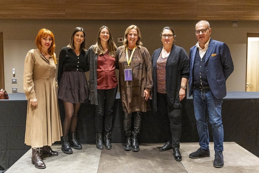 Da sn, Gabriella Greison, Silvia Lai, Sara Trova, Roberta Balbis, Laura Pia Lodi, Fabio Bolzoni (foto Moreno Vignolini)