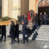 Il silenzio commosso della folla ha accompagnato l'ultimo viaggio di Augusto Rollandin