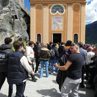 Ai funerali di Michael Barailler un pianto di dolore ma anche di speranza nella 'nuova' vita spirituale