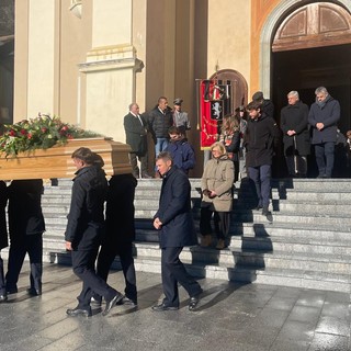 Il silenzio commosso della folla ha accompagnato l'ultimo viaggio di Augusto Rollandin