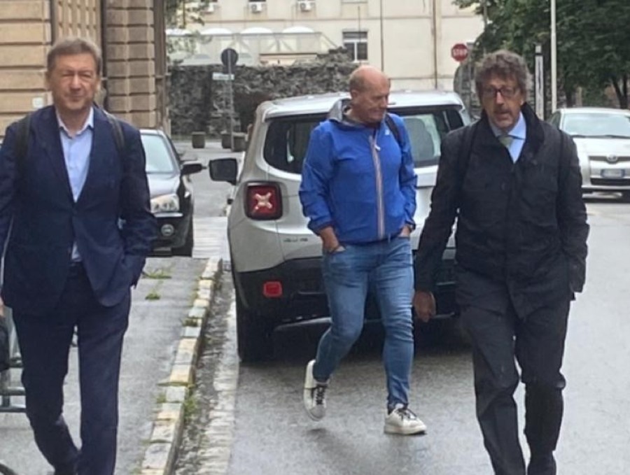 Ezio Colliard (a sn) insieme all'avvocato Corrado Bellora all'ingresso di Palazzo Giustizia ad Aosta