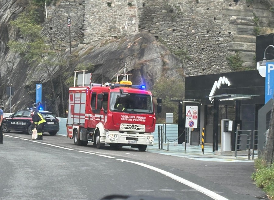 Bard, incidente di fronte all'ingresso del Forte, due feriti lievi