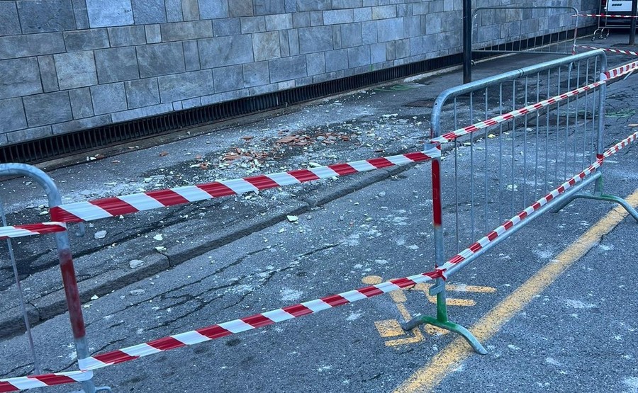 Aosta, caduta calcinacci dal tetto del Mercato coperto, verifiche strutturali in corso