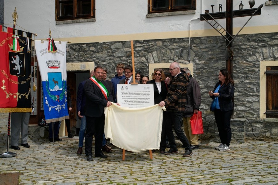 Offuscata dalle polemiche, la scopertura della targa commemorativa di fronte al Museo della Resistenza e centro di documentazione 'Émile Chanoux. Il sentiero dell'Europa'