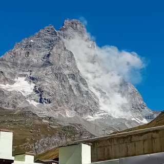 Spettacolare distacco alle 12,25 di oggi dalla parete sud del Cervino