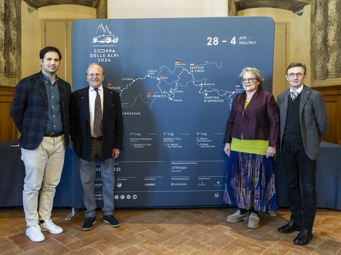 Da sn gli organizzatori Cantoni, Aldo Bonomi (presidente AC Brescia), Beatrice Saottini (presidente 1000 Miglia) e Alberto Piantoni (CEO 1000 Miglia)