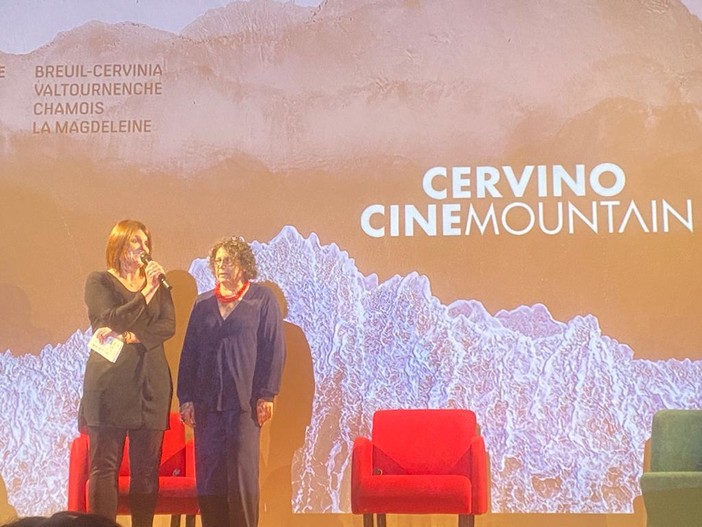 La sindaca Elisa Cicco porta i saluti della comunità votornen al pubblico del Cervino Cinemountain Film Festival