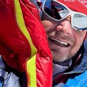 Marco Camandona in vetta al Gasherbrum I; ha salito tutti gli Ottomila della Terra