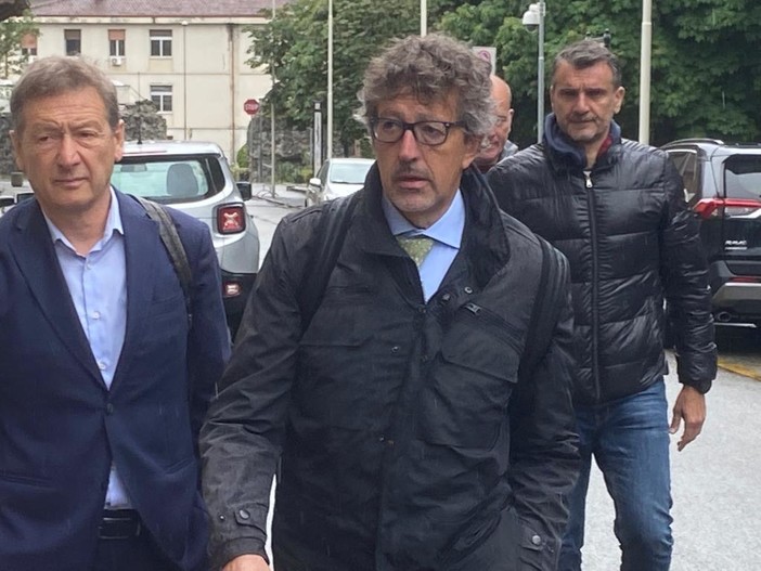 Ezio Colliard insieme all'avvocato Corrado Bellora all'ingresso del Palazzo di Giustizia di Aosta (foto di archivio)