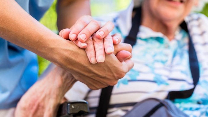 Da PCP proposta di legge sui caregiver familiari