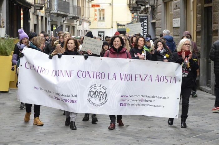 Le donne del Centro contro la violenza sfilano ad Aosta (immagine di repertorio)