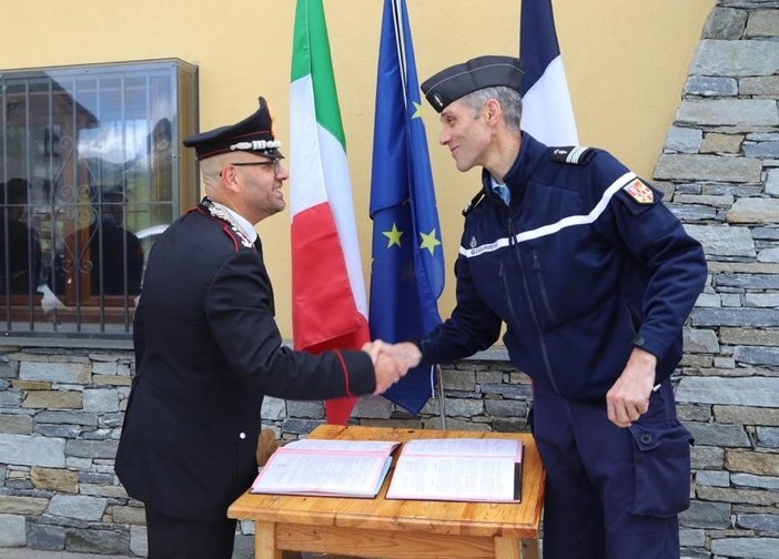 Il colonnello Giovanni Cuccurullo e il parigrado francese Frédéric Allamand alla firma del protocollo il 26 luglio