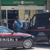 Aosta, tentativo maldestro di 'svuotamento' dei bancomat di Intesa San Paolo in corso Battaglione