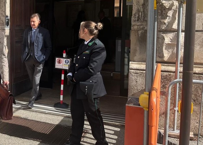 Ezio Colliard all'uscita dal Palazzo di Giustizia di Aosta (foto di repertorio)