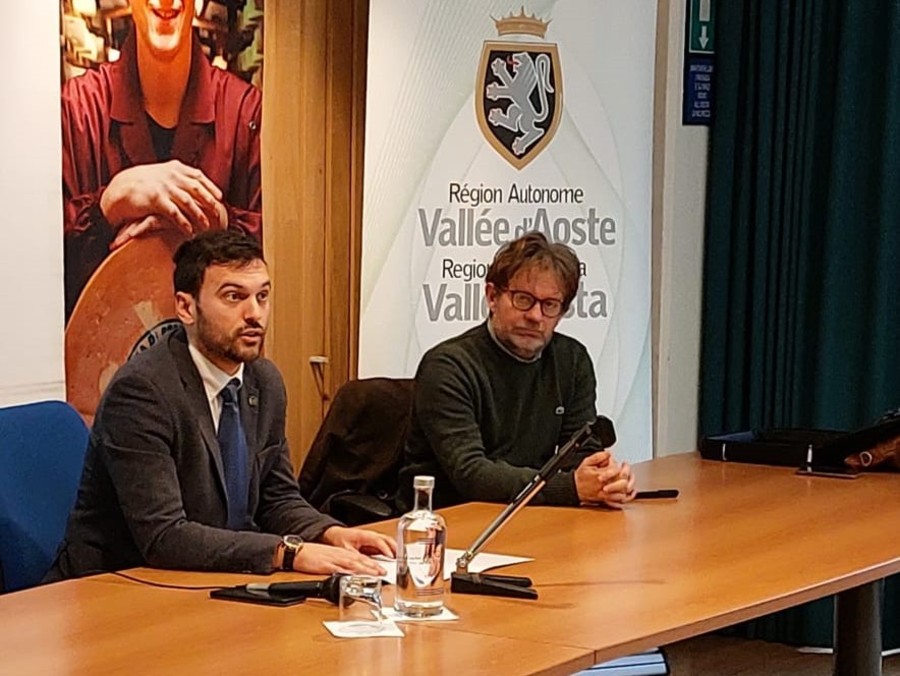 L'assessore Marco Carrel e l'agronomo Andrea Tantardini durante l'incontro formativo