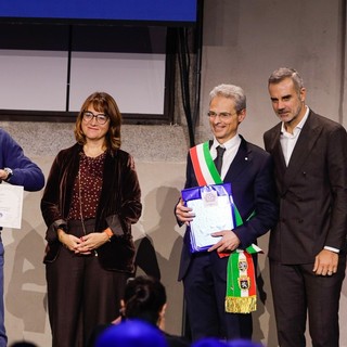 Gigi Crestani premiato dal sindaco Gianni Nuti. Nella minigallery, il Presidente del Comitato regionale Piemonte e Valle d’Aosta, Mauro Foschia con il Presidente della FIGC, Gabriele Gravinam poi con Giancarlo Abete e con Alberto Cirio