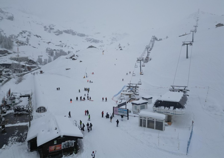 Pienone di turisti al Breuil e l'ambulanza bloccata in coda chiede l'aiuto dell'elicottero