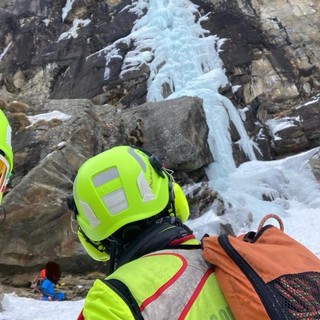 Cade e s'infortuna gravemente mentre arrampica all'Ice Park