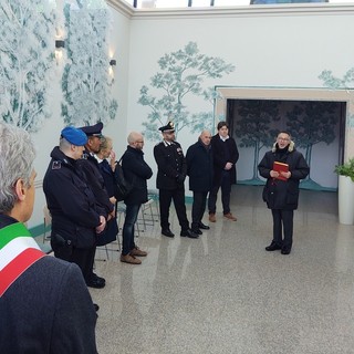 Don Isidoro Mercuri Giovinazzo (al centro) prega insieme alle autorità e ad alcuni familiari di vittime del Covid nel tempio crematorio del cimitero di Aosta