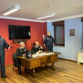 Al tavolo  tra i due carabinieri sciatori i ten.col. Tommaso Gioffreda e Giovanni Cuccurullo; a dx l'assessore Jean-Pierre Guichardaz