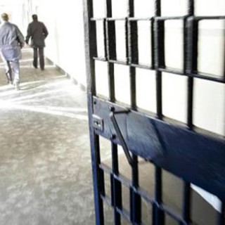 Respinge le accuse e resta in carcere il 18enne arrestato per stalking