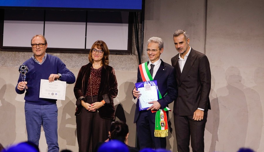 Gigi Crestani premiato dal sindaco Gianni Nuti. Nella minigallery, il Presidente del Comitato regionale Piemonte e Valle d’Aosta, Mauro Foschia con il Presidente della FIGC, Gabriele Gravinam poi con Giancarlo Abete e con Alberto Cirio