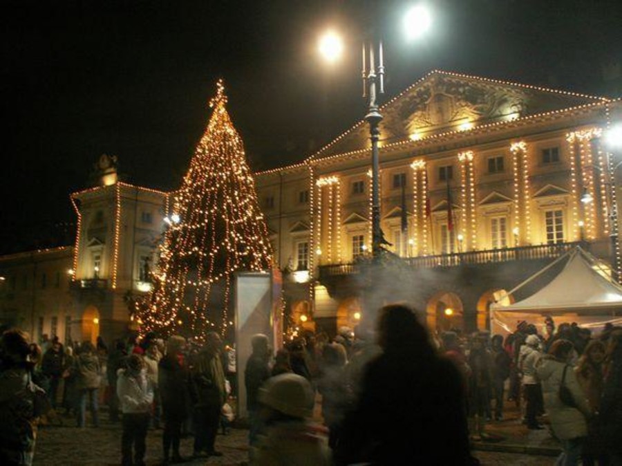 Aosta, a Capodanno concerto al Giacosa e laser music show in piazza Chanoux