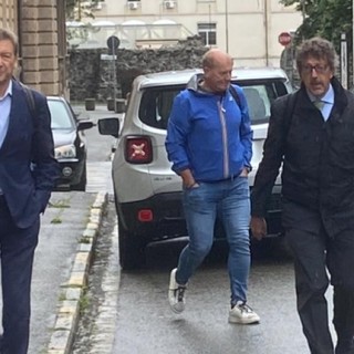 Da sn Ezio Colliard, un militare della Guardia di finanza e l'avvocato Corrado Bellora entrano a Palazzo di Giustizia ad Aosta