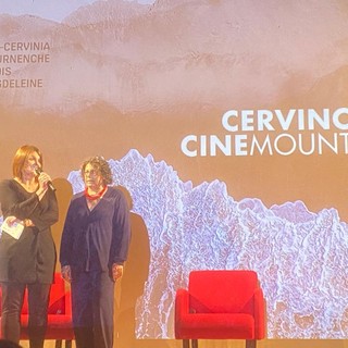 La sindaca Elisa Cicco porta i saluti della comunità votornen al pubblico del Cervino Cinemountain Film Festival