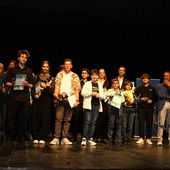 Foto di gruppo per i premiati, le autorità e i conduttori