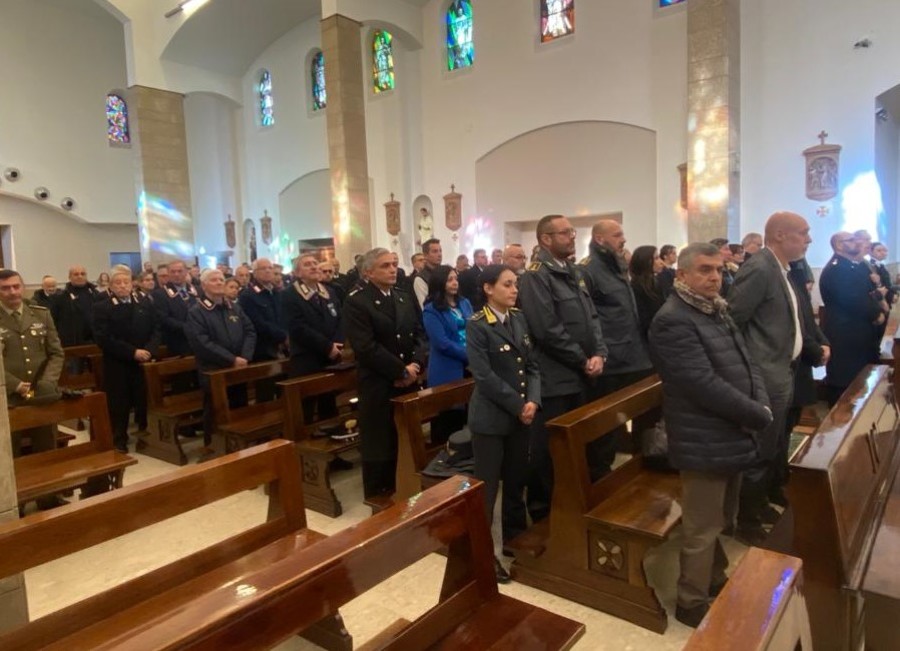 Ubriaco picchia la moglie sul balcone ma un passante chiama i carabinieri