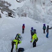 Valanga su ghiaccio nella Valtournenche; otto cascatisti coinvolti, un ferito