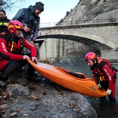 Il recupero della canoa da parte dei Vigili del fuoco